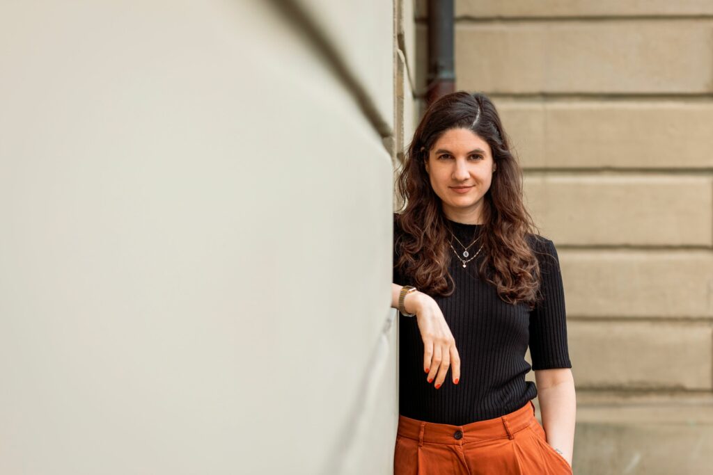 Nadine A. Brügger erforscht als Historikerin die Vergangenheit und schreibt als Journalistin über die Gegenwart. Sie ist Autorin des Buches «Helvetias Töchter» (Arisverlag 2021). Foto: Tim Loosli.